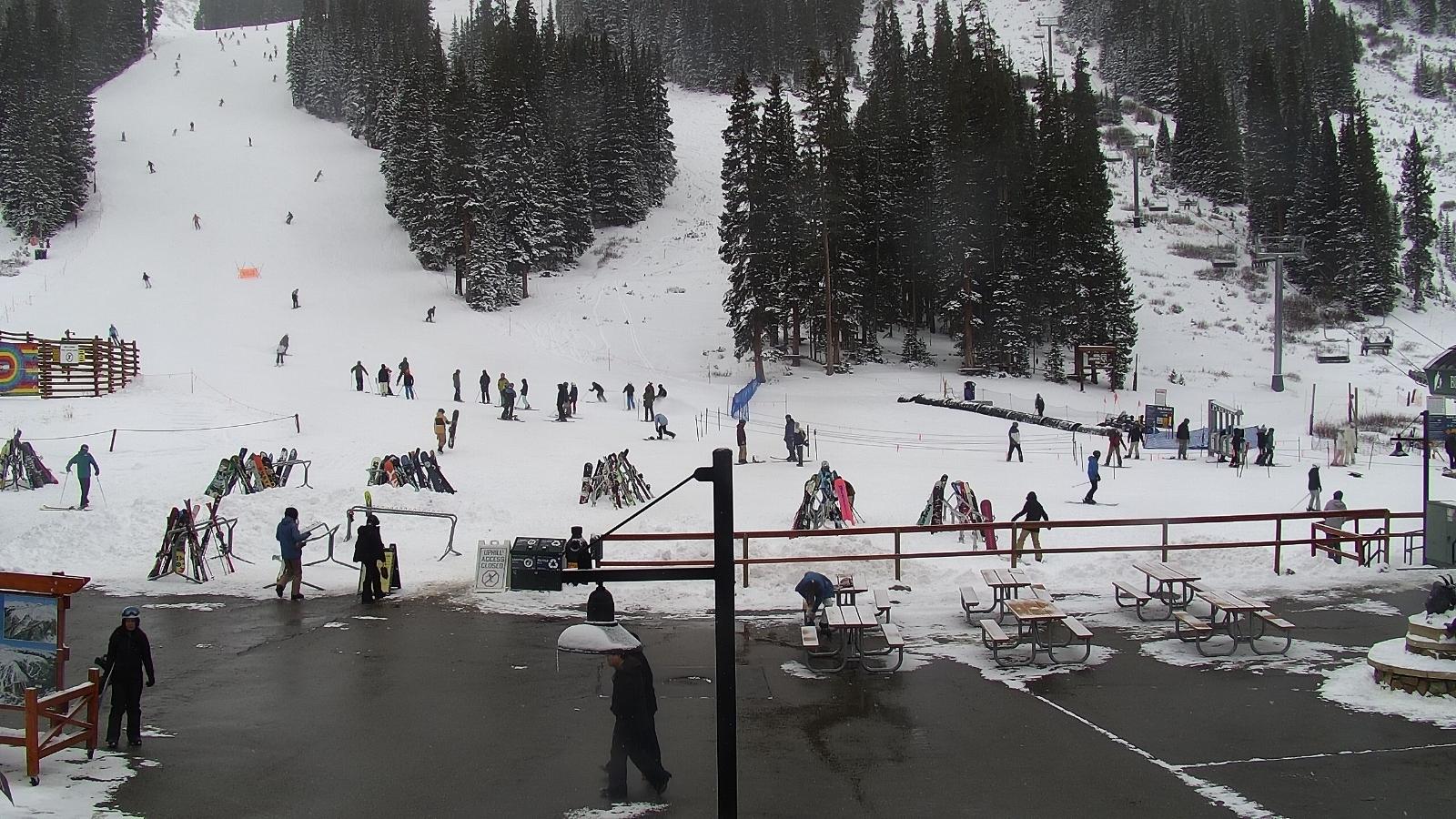 Webcam Arapahoe Basin: Base area