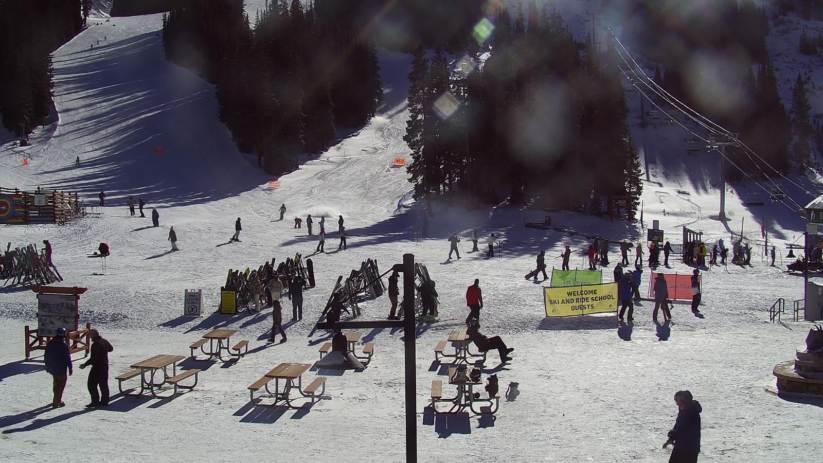 Webcam Arapahoe Basin: Base area