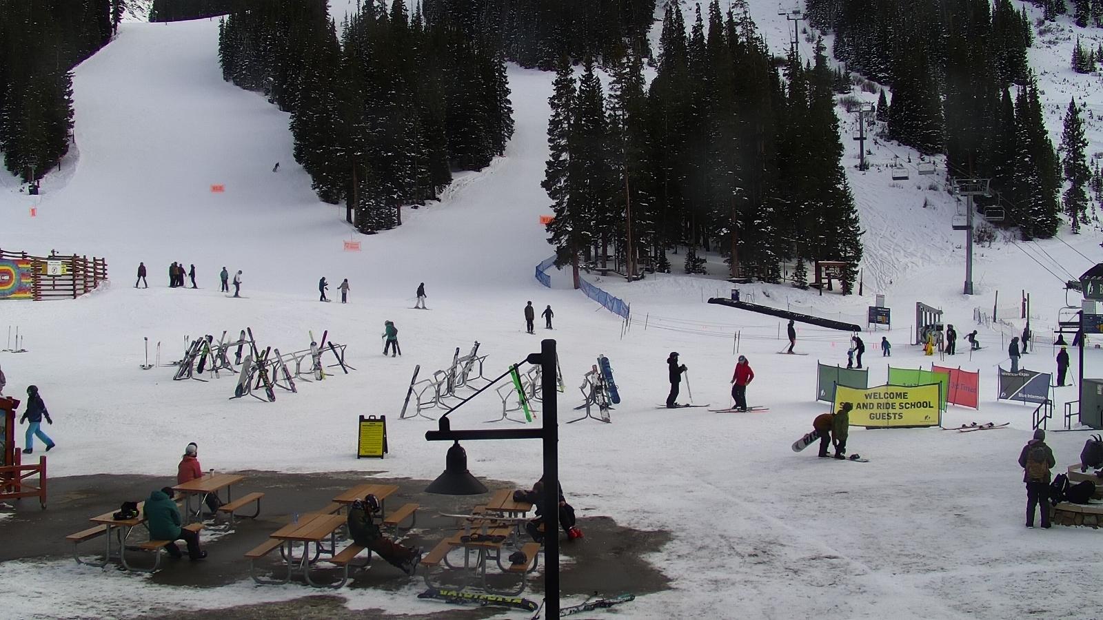 Webcam Arapahoe Basin: Base area
