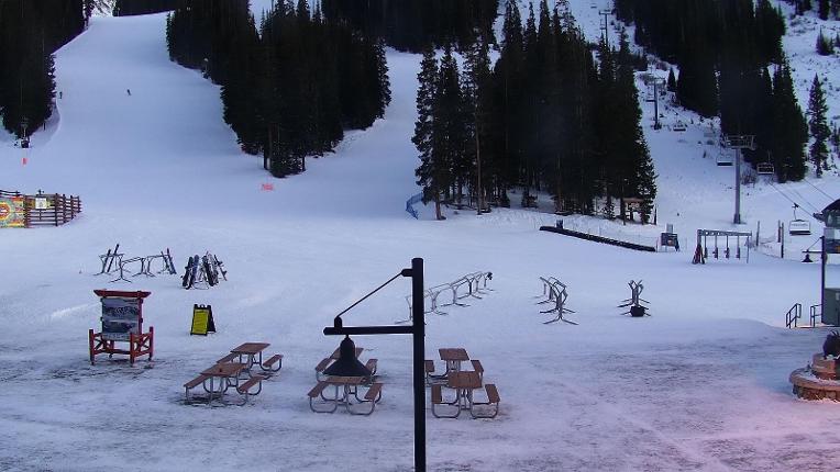 Webcam Arapahoe Basin: Base area