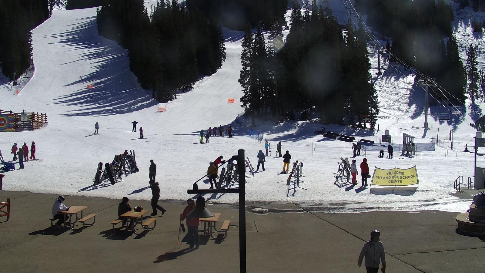 Webcam Arapahoe Basin: Base area