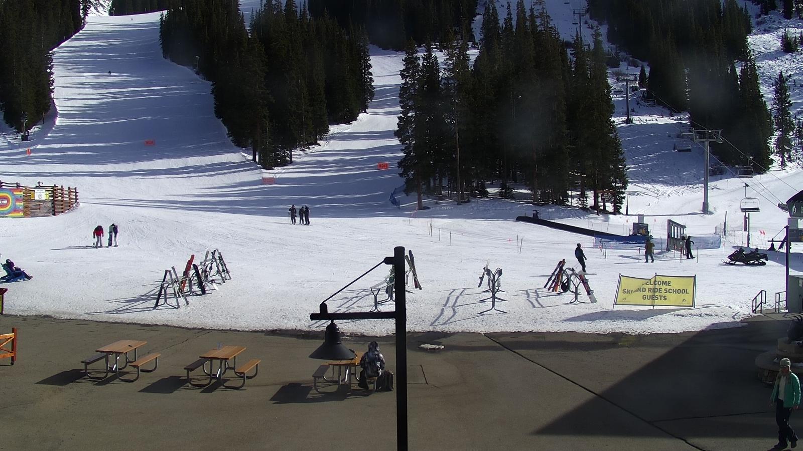 Webcam Arapahoe Basin: Base area