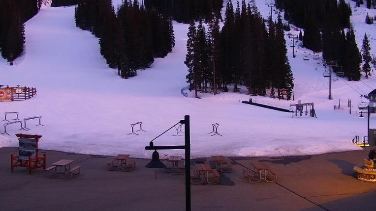Webcam Arapahoe Basin: Base area