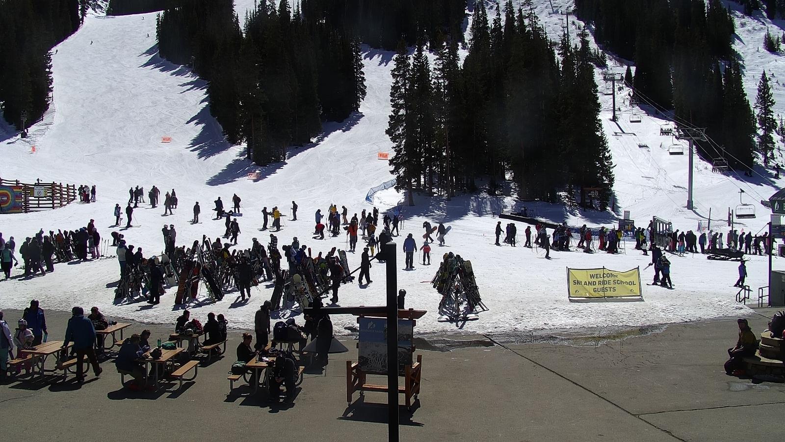 Webcam Arapahoe Basin: Base area
