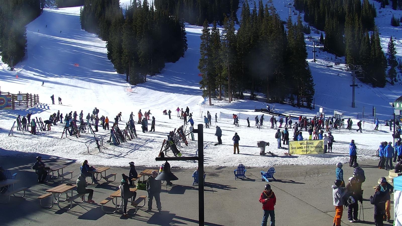 Webcam Arapahoe Basin: Base area