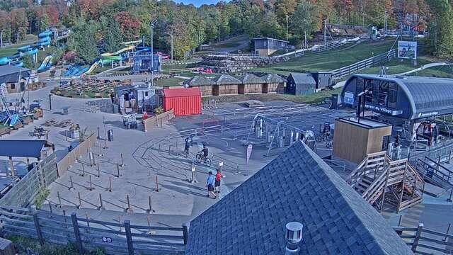 Webcam Bromont: Lift Express du Village