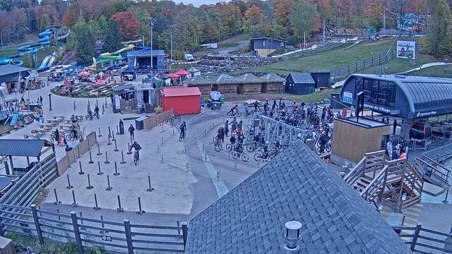 Webcam Bromont: Lift Express du Village