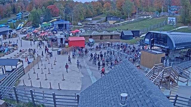 Webcam Bromont: Lift Express du Village