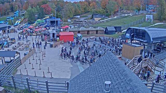Webcam Bromont: Lift Express du Village