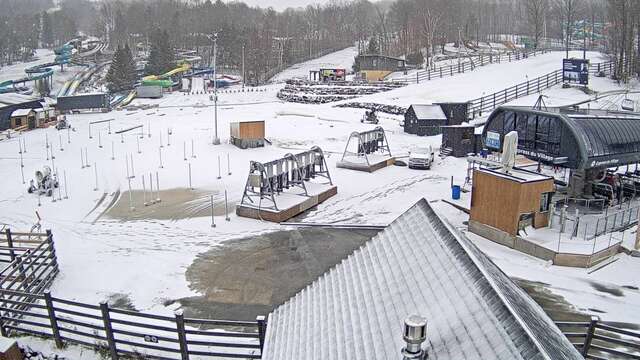 Webcam Bromont: Lift Express du Village