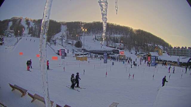 Webcam Bromont: Lift Express du Village