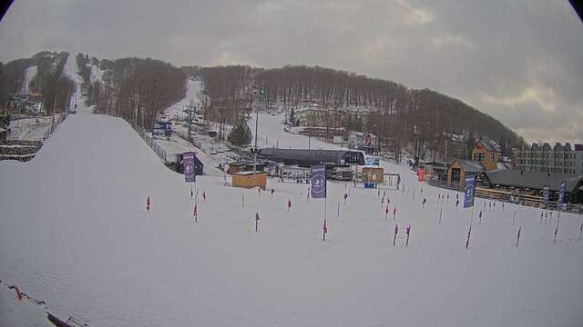 Webcam Bromont: Lift Express du Village