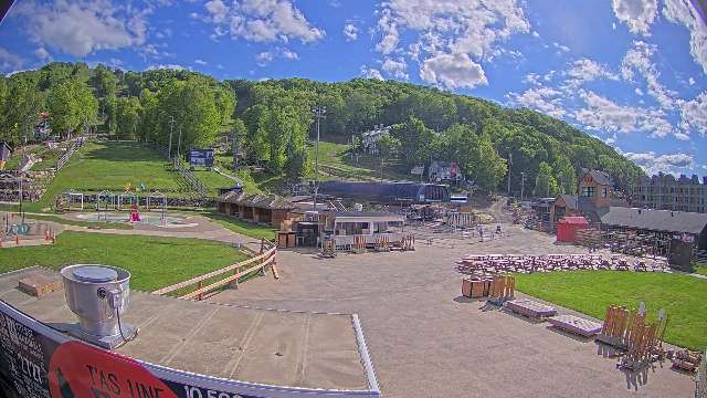 Webcam Bromont: Lift Express du Village