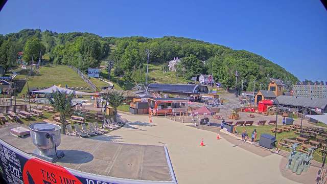 Webcam Bromont: Lift Express du Village