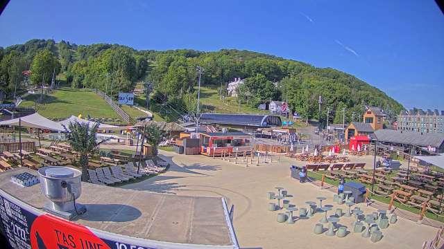 Webcam Bromont: Lift Express du Village