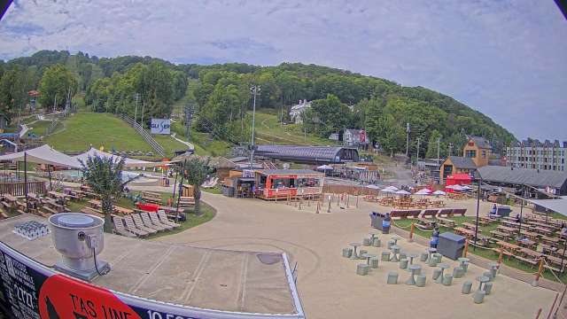 Webcam Bromont: Lift Express du Village