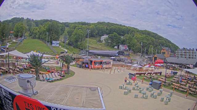 Webcam Bromont: Lift Express du Village