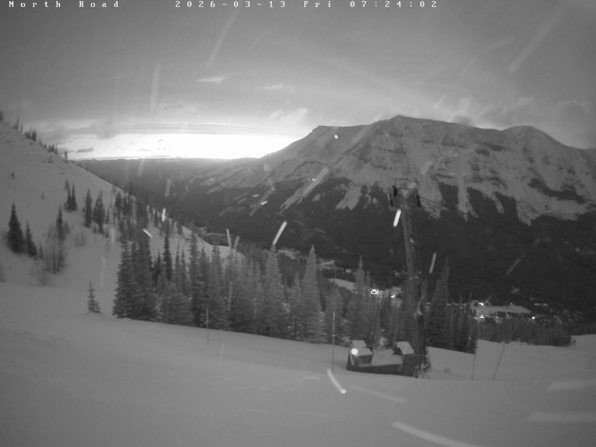 Webcam Castle Mountain: North Road