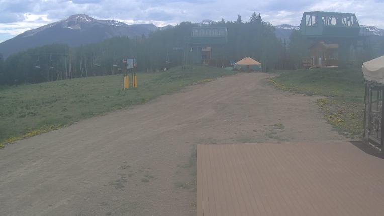 Webcam Crested Butte: Umbrella Bar at Ten Peaks