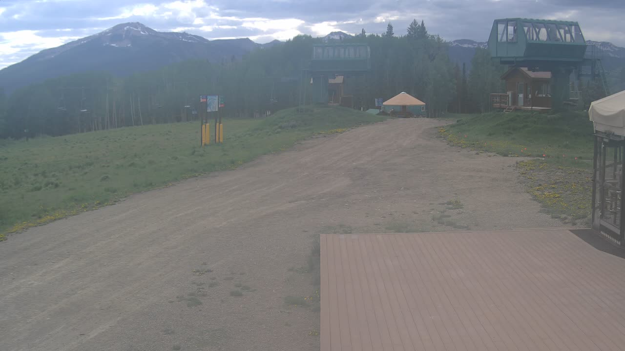 Webcam Crested Butte: Umbrella Bar at Ten Peaks