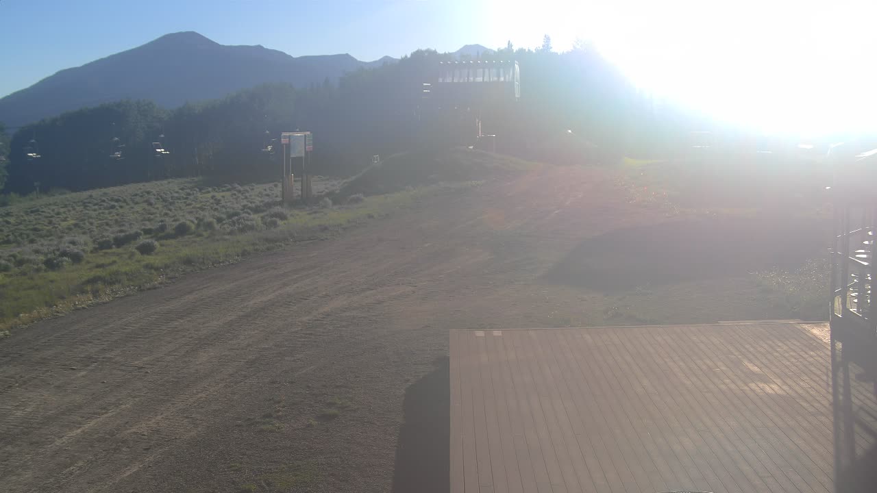 Webcam Crested Butte: Umbrella Bar at Ten Peaks