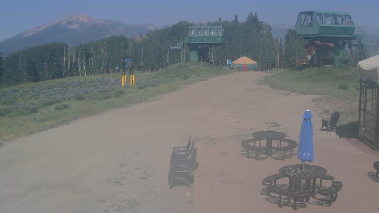 Webcam Crested Butte: Umbrella Bar at Ten Peaks