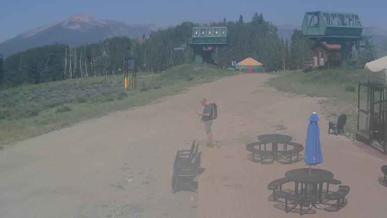 Webcam Crested Butte: Umbrella Bar at Ten Peaks