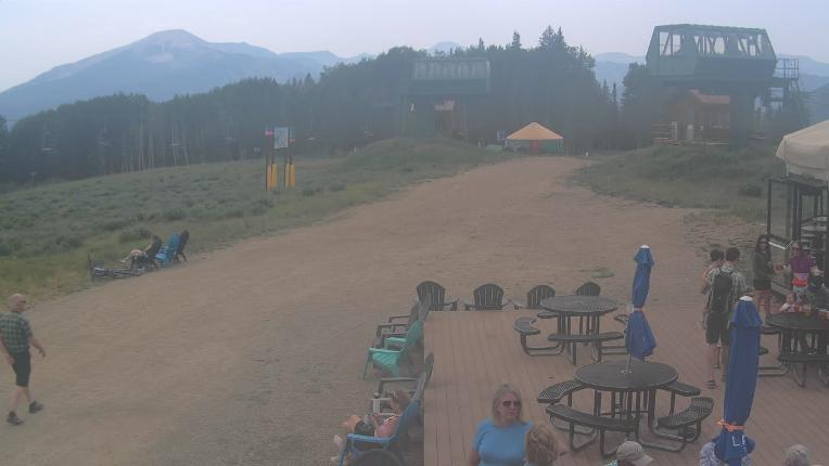 Webcam Crested Butte: Umbrella Bar at Ten Peaks