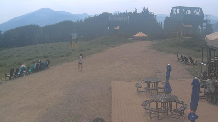 Webcam Crested Butte: Umbrella Bar at Ten Peaks