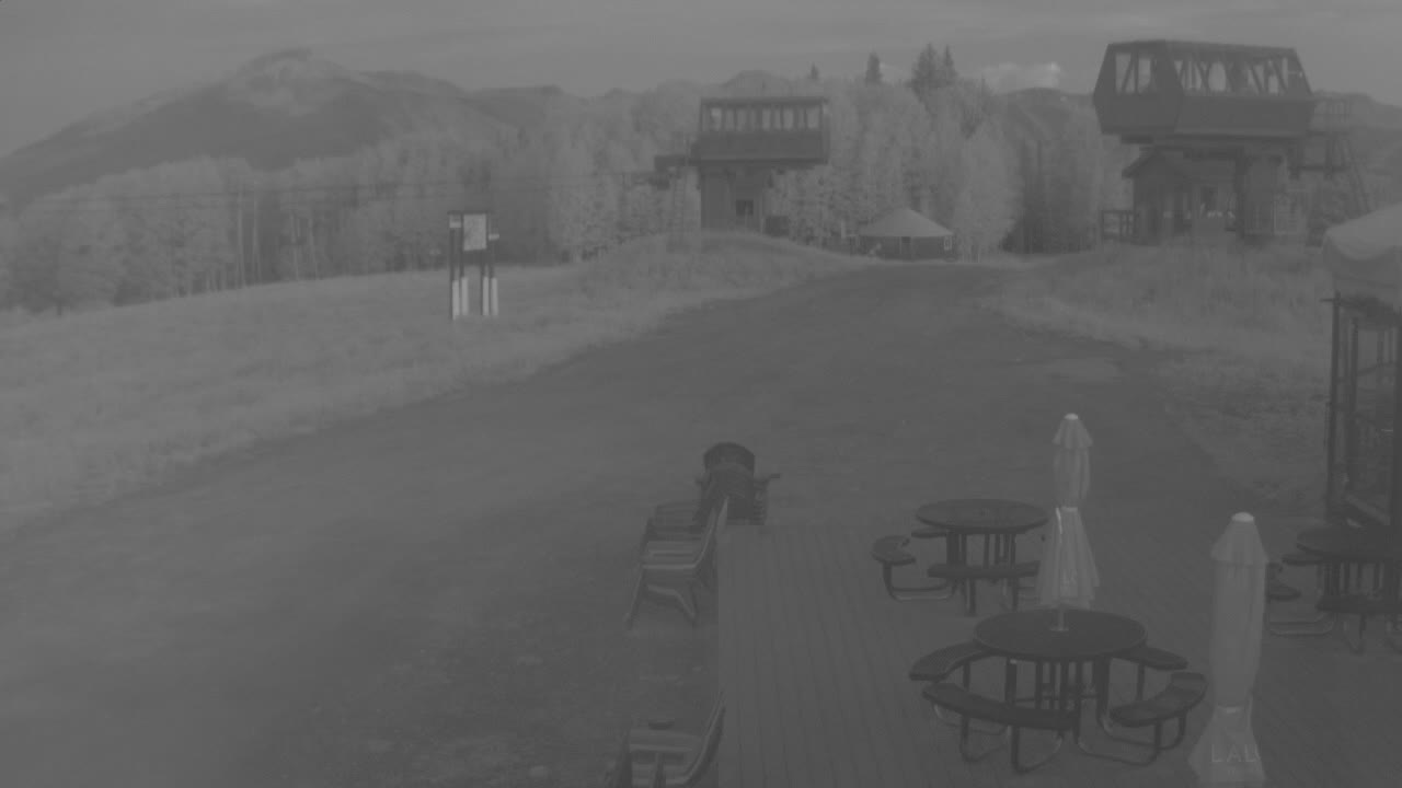 Webcam Crested Butte: Umbrella Bar at Ten Peaks
