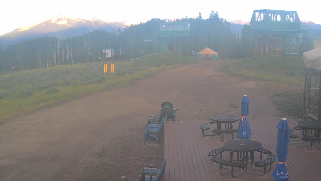Webcam Crested Butte: Umbrella Bar at Ten Peaks