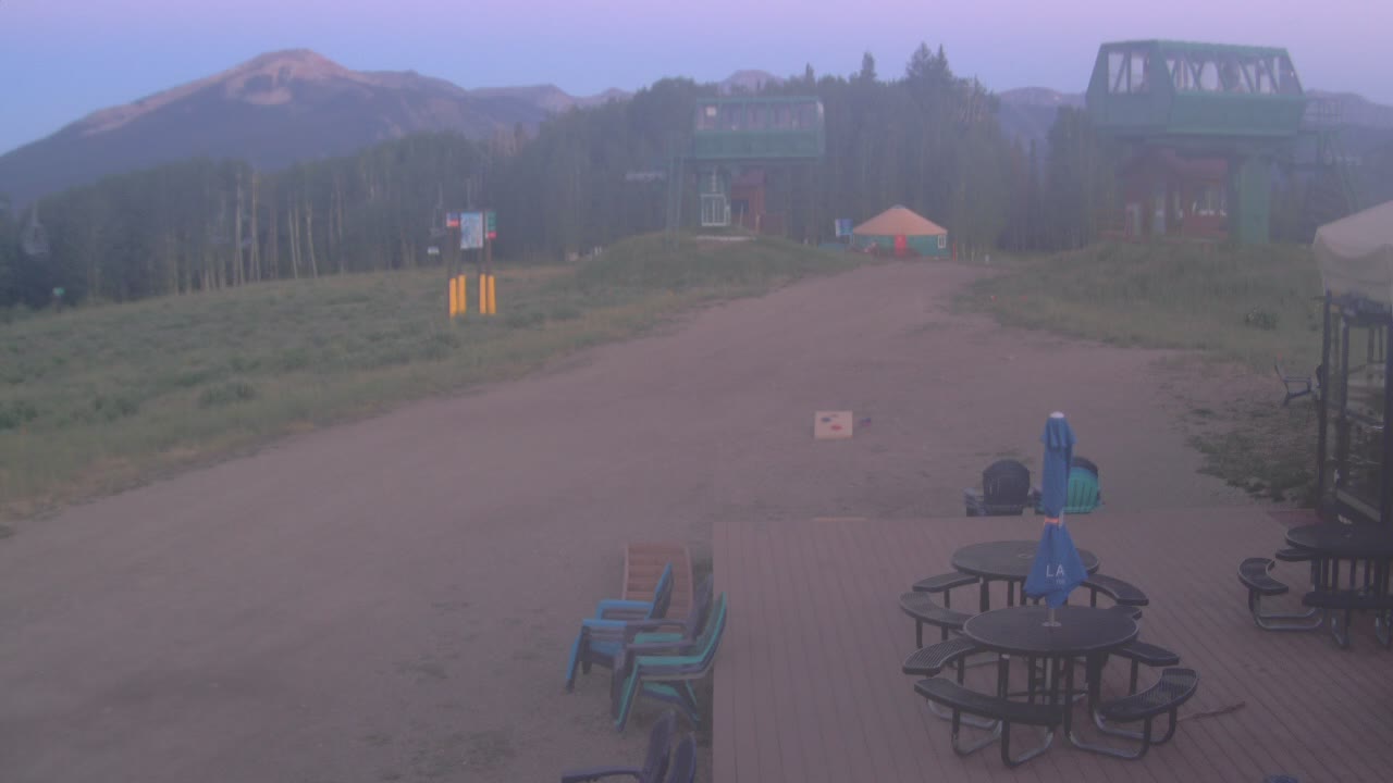 Webcam Crested Butte: Umbrella Bar at Ten Peaks