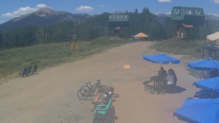 Webcam Crested Butte: Umbrella Bar at Ten Peaks