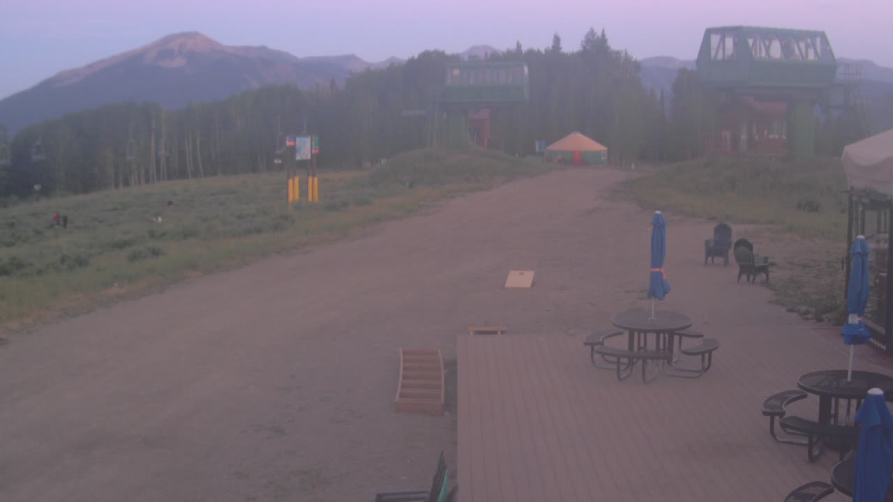 Webcam Crested Butte: Umbrella Bar at Ten Peaks