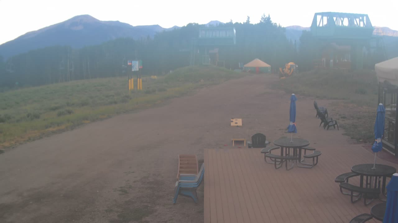 Webcam Crested Butte: Umbrella Bar at Ten Peaks