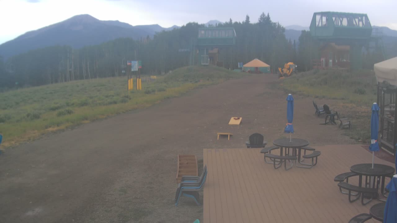 Webcam Crested Butte: Umbrella Bar at Ten Peaks