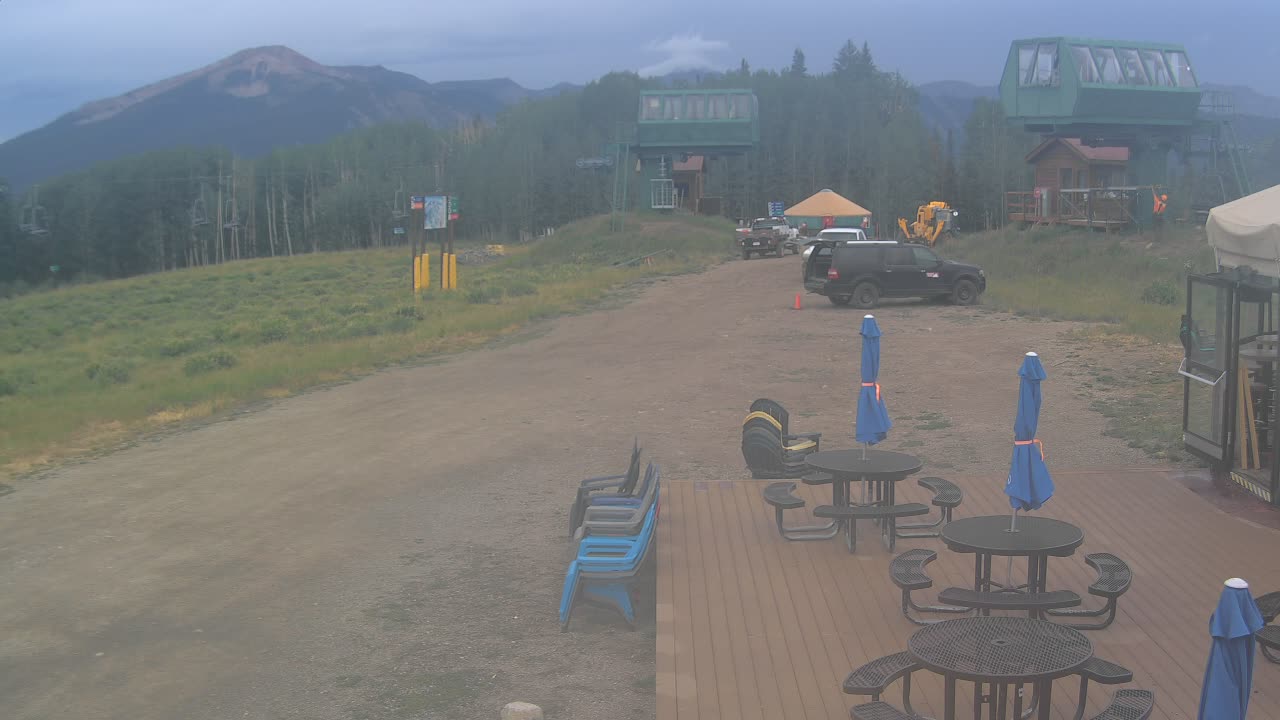 Webcam Crested Butte: Umbrella Bar at Ten Peaks
