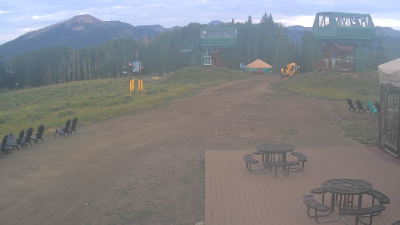 Webcam Crested Butte: Umbrella Bar at Ten Peaks