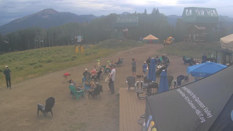 Webcam Crested Butte: Umbrella Bar at Ten Peaks