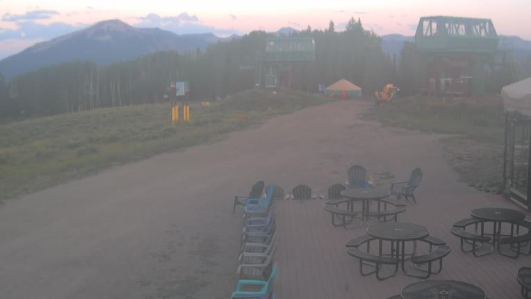 Webcam Crested Butte: Umbrella Bar at Ten Peaks
