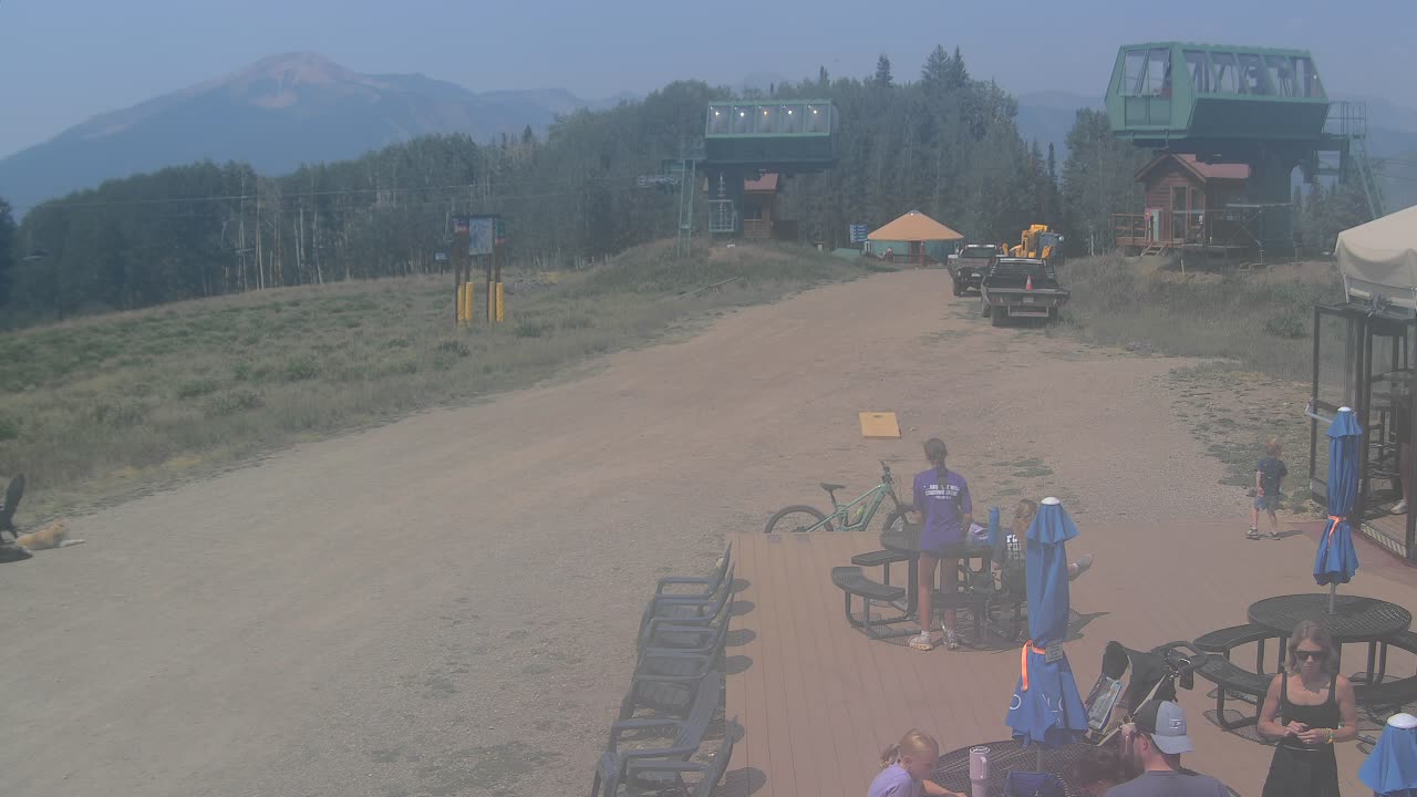 Webcam Crested Butte: Umbrella Bar at Ten Peaks