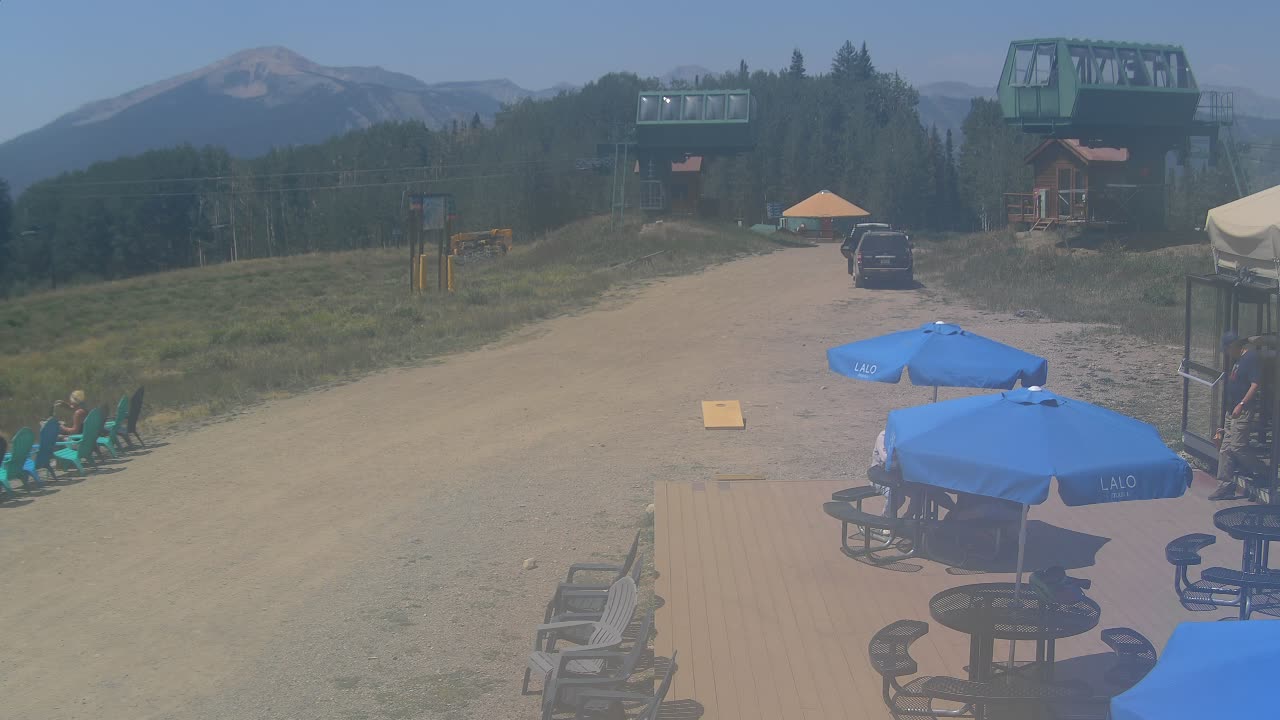Webcam Crested Butte: Umbrella Bar at Ten Peaks