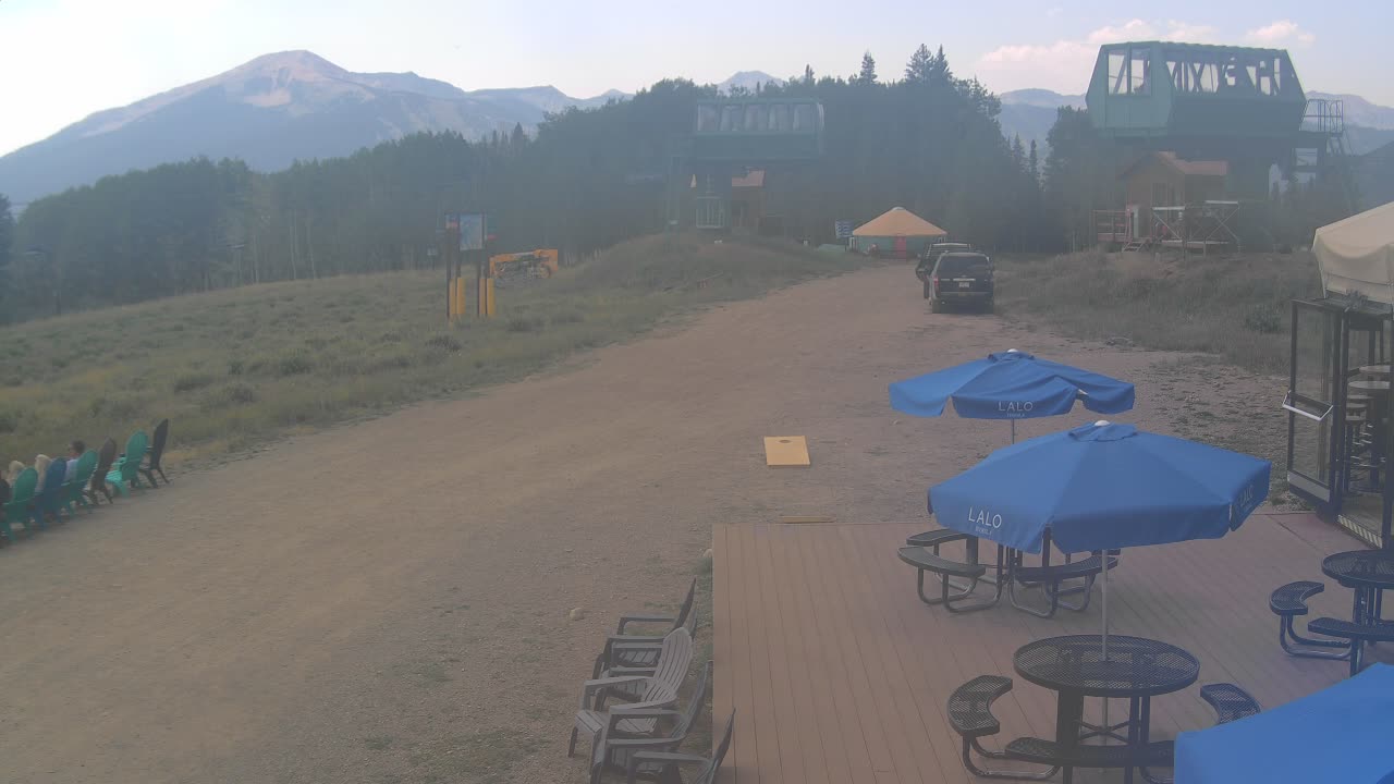 Webcam Crested Butte: Umbrella Bar at Ten Peaks