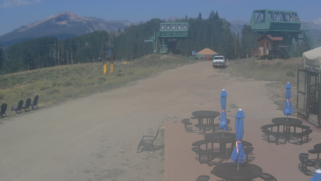Webcam Crested Butte: Umbrella Bar at Ten Peaks