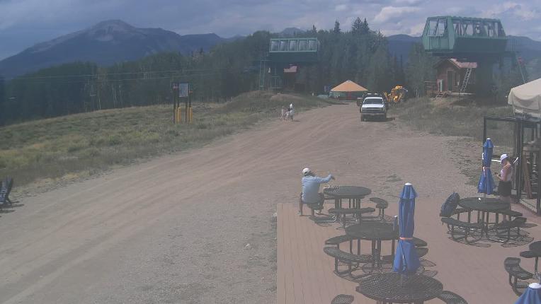 Webcam Crested Butte: Umbrella Bar at Ten Peaks