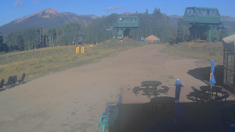 Webcam Crested Butte: Umbrella Bar at Ten Peaks
