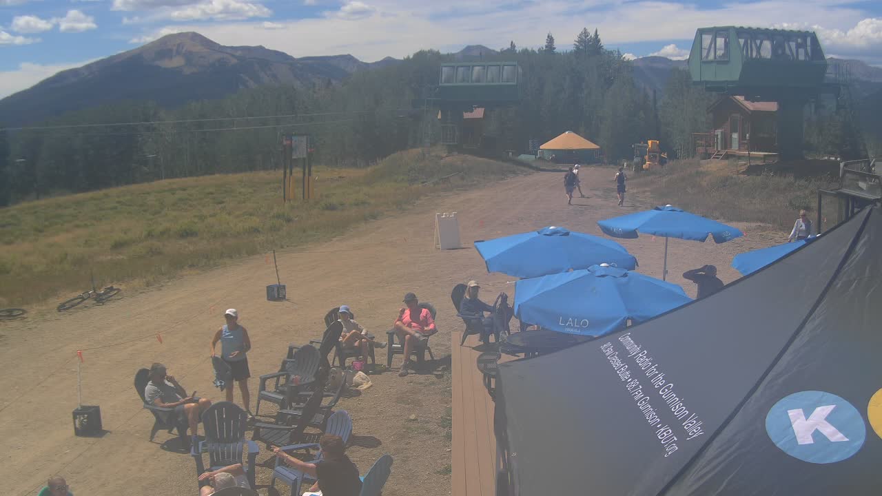 Webcam Crested Butte: Umbrella Bar at Ten Peaks