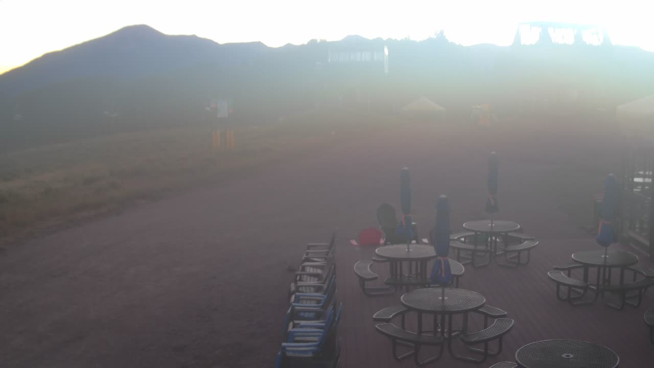 Webcam Crested Butte: Umbrella Bar at Ten Peaks