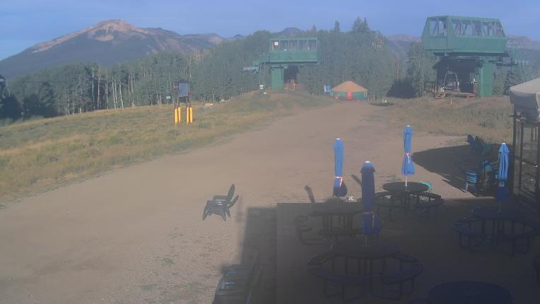 Webcam Crested Butte: Umbrella Bar at Ten Peaks