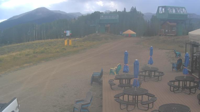 Webcam Crested Butte: Umbrella Bar at Ten Peaks